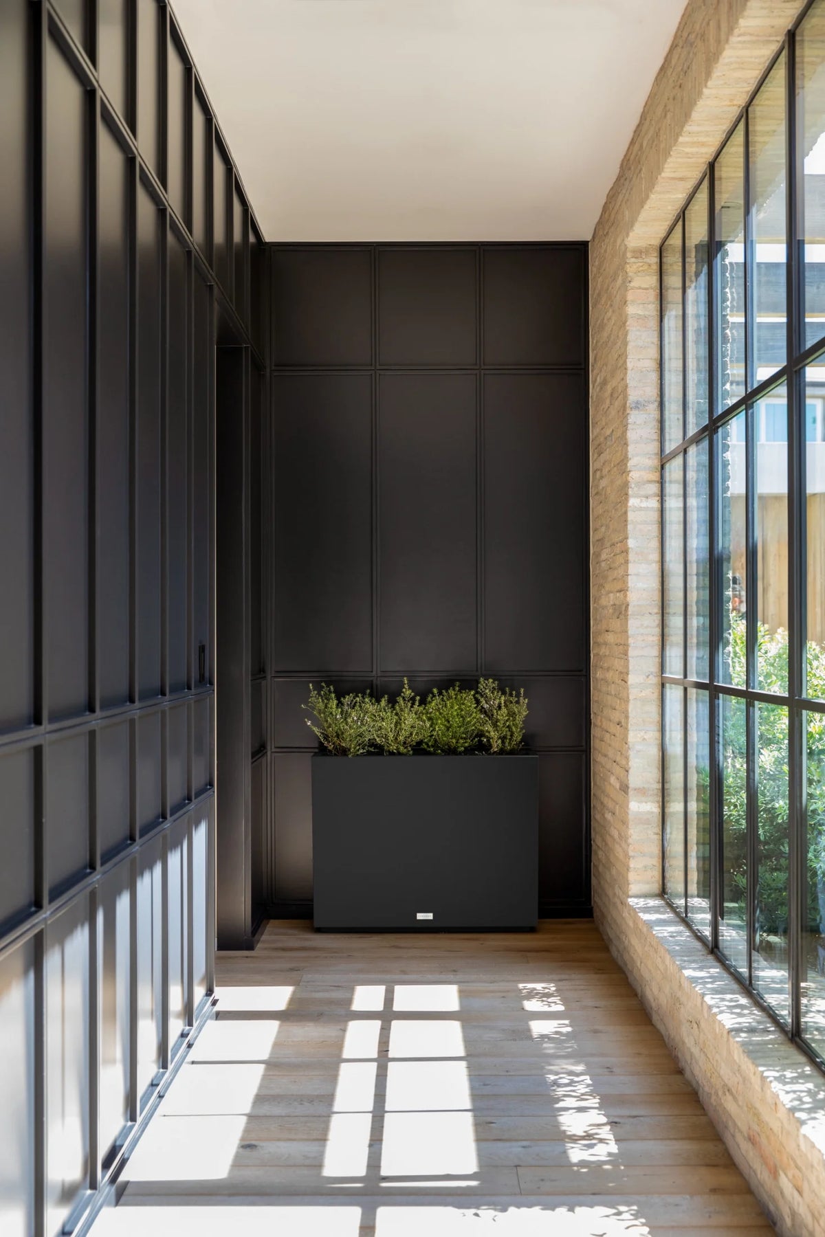 Black Plastic Planter U32901