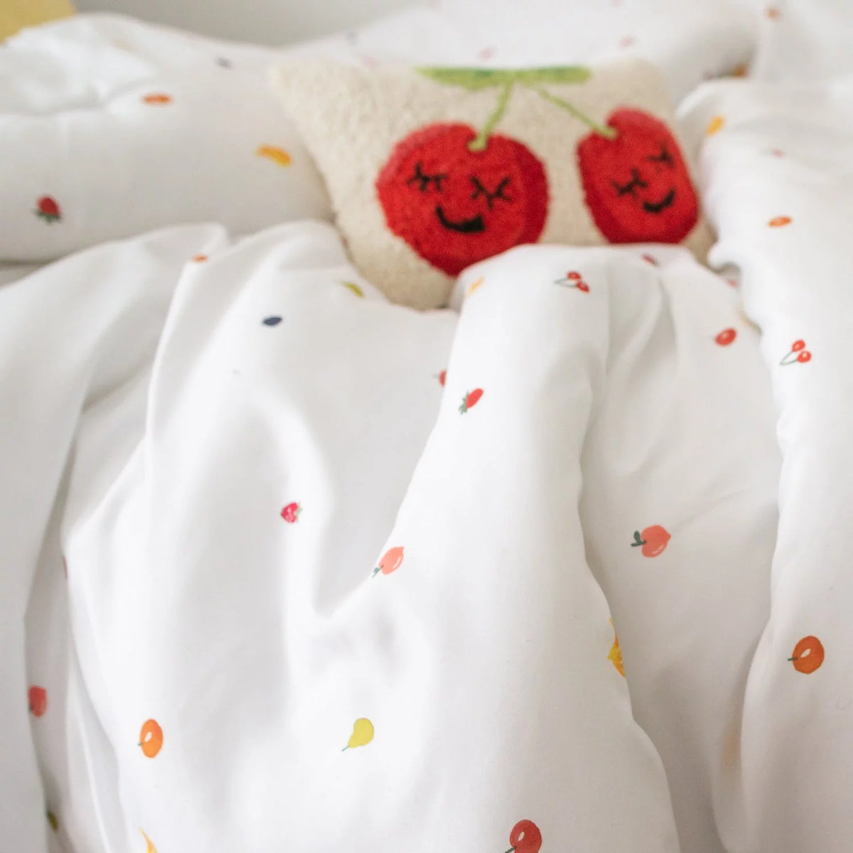 White Rainbow Fruits Full/Queen Comforter and Sham Set M562